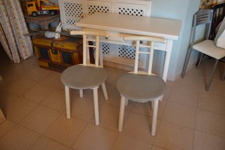 Mesa de cocina blanca con 2 cajones +2 sillas