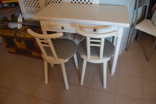 Mesa de cocina blanca con 2 cajones +2 sillas