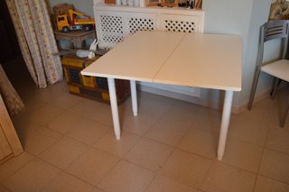 Mesa de cocina blanca con 2 cajones +2 sillas