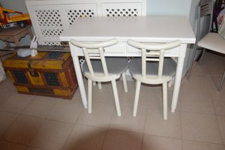 Mesa de cocina blanca con 2 cajones +2 sillas
