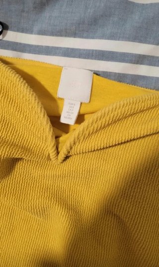Vestido amarillo con escote pico