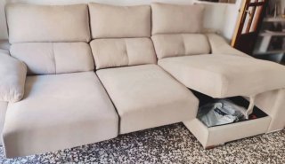 Sofá de tela beige