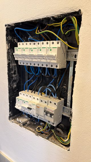 Se realizan trabajos de electricidad básica