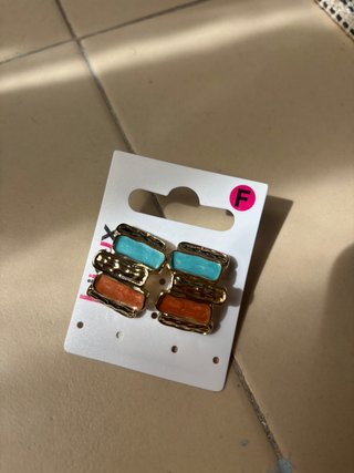 Pendientes y anillo dorados texturizado