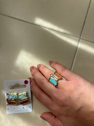 Pendientes y anillo dorados texturizado