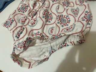 Tutina neonata con contrasto di tessuto