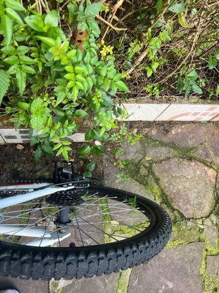 Bicicleta de montaña blanca y naranja