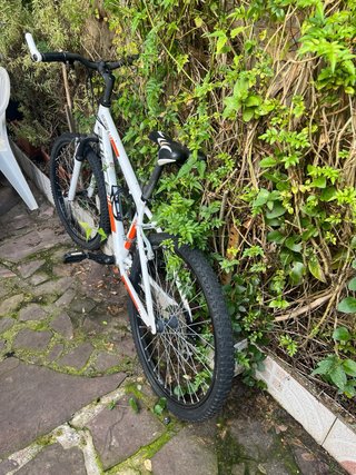 Bicicleta de montaña blanca y naranja