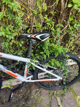 Bicicleta de montaña blanca y naranja
