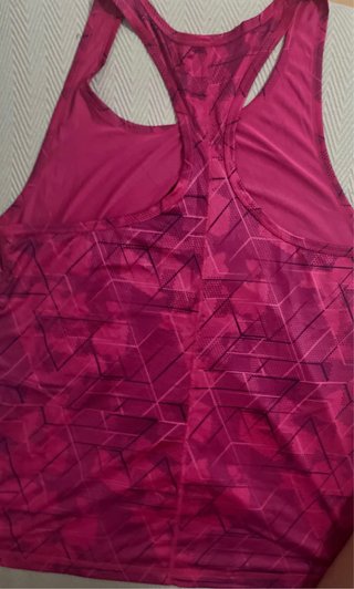 Camiseta deportiva rosa y morada