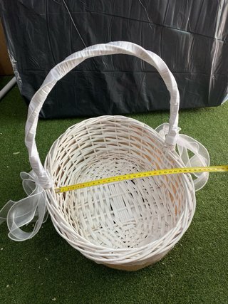 Cesta de ceremonia blanca y beige