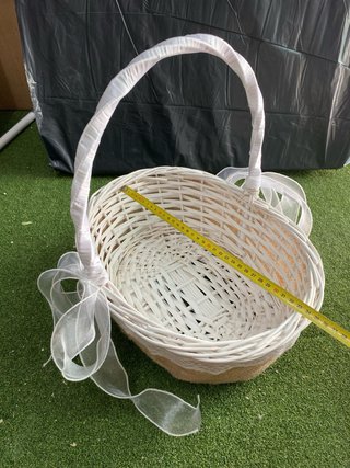 Cesta de ceremonia blanca y beige