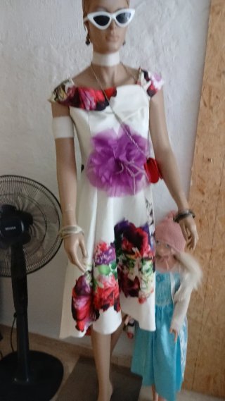 Vestido blanco floral con flor morada