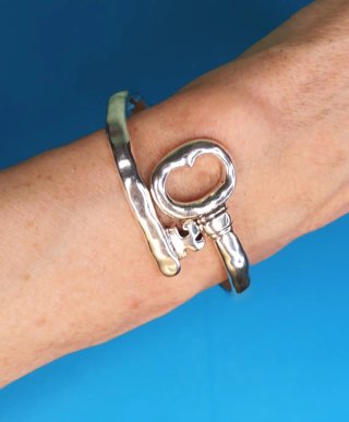 Pulsera llave corazón plateada diseño escultórico
