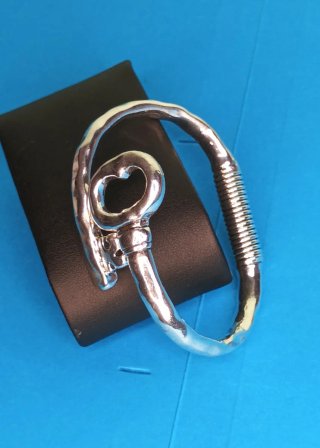 Pulsera llave corazón plateada diseño escultórico