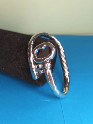 Pulsera llave corazón plateada diseño escultórico