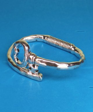 Pulsera llave corazón plateada diseño escultórico