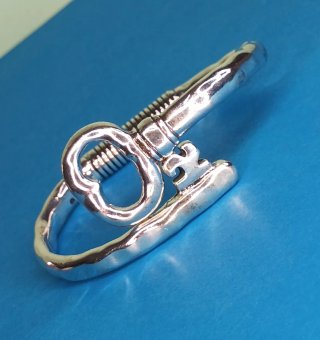 Pulsera llave corazón plateada diseño escultórico