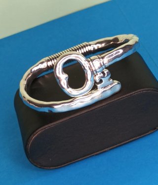 Pulsera llave corazón plateada diseño escultórico