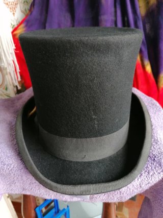 Sombrero Chistera Negro con Plumas