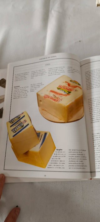 4 libros de tapa dura