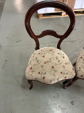 Par de Sillas de Madera con Tapicería Floral