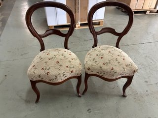 Par de Sillas de Madera con Tapicería Floral