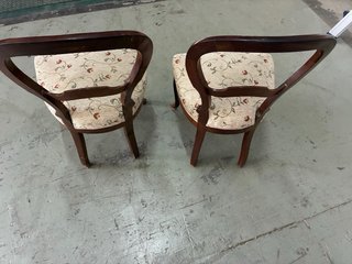 Par de Sillas de Madera con Tapicería Floral