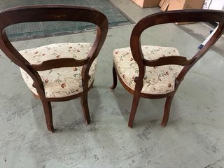 Par de Sillas de Madera con Tapicería Floral