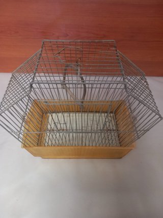 Jaulas para pájaros de varios tamaños y formas