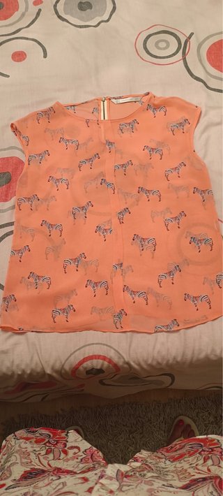 Camiseta naranja con estampado de cebras