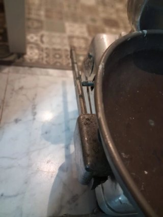 BASCULA ANTIGUA  ES UN POCO MAS PEQUEÑA