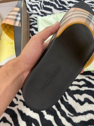Chanclas Burberry Beige/Negro con Caja incluida.