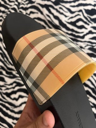 Chanclas Burberry Beige/Negro con Caja incluida.