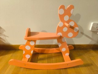 Caballito balancín naranja lunares blancos