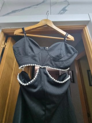 Mono sexy negro con perlas