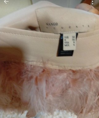 Falda corta de plumas beige