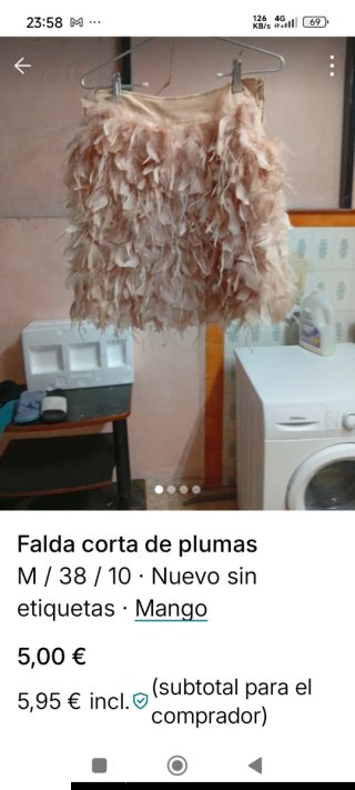 Falda corta de plumas beige