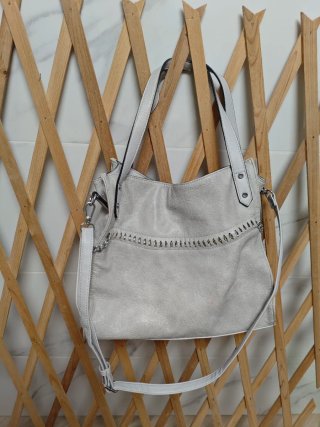 Bolso gris con detalles plateados