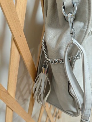 Bolso gris con detalles plateados