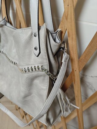 Bolso gris con detalles plateados