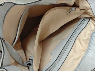 Bolso gris con detalles plateados
