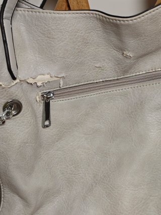 Bolso gris con detalles plateados