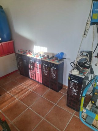 Placas solares,  baterías, inversor y regulador.