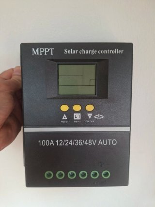 Placas solares,  baterías, inversor y regulador.