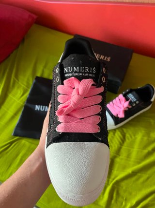 Zapatillas Numeris Negras Cordones Rosas