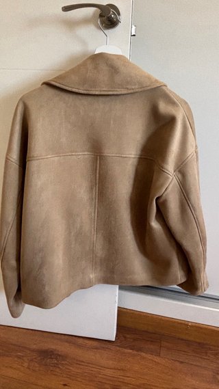 Cazadora Stradivarius ante beige