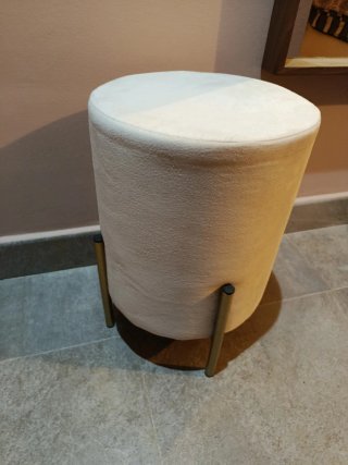 Puffs dormitorio color crema con detalles dorados