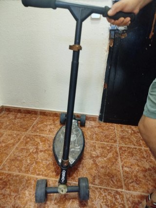 Patinete 4 ruedas Axelo Coche  falta el arnés