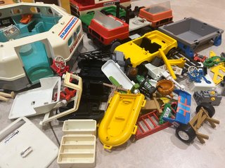 Consegna Playmobil con pezzi e figure